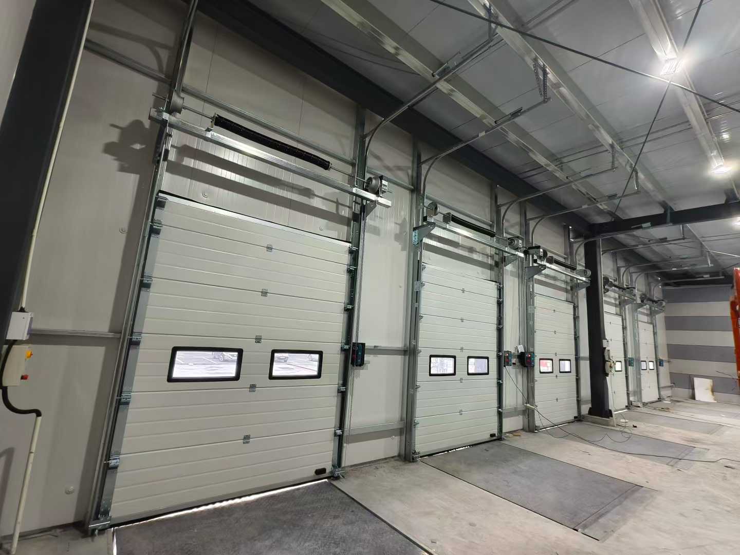 倉庫プロジェクト向けの産業用セクショナルドアとドックレベラーの出荷
